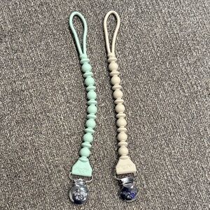 Itzy Ritzy 2 x Silicone Pacifier Clips
